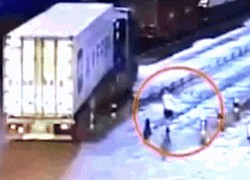 Clip: Lốp xe ô tô phát nổ kinh hoàng, thổi bay người đàn ông đi bộ