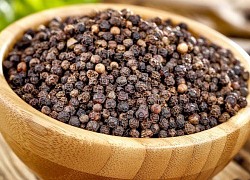Giá tiêu hôm nay 12/4, thị trường phản ứng trái chiều, tiêu Việt mất giá, tồn kho còn nhiều