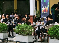Hà Nội: Cà phê ven hồ kín chỗ dịp giỗ Tổ