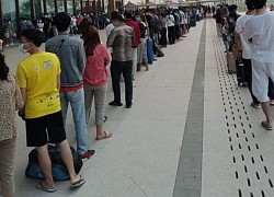Người dân Lào xếp hàng dài mua vé tàu hỏa trước kỳ nghỉ tết cổ truyền