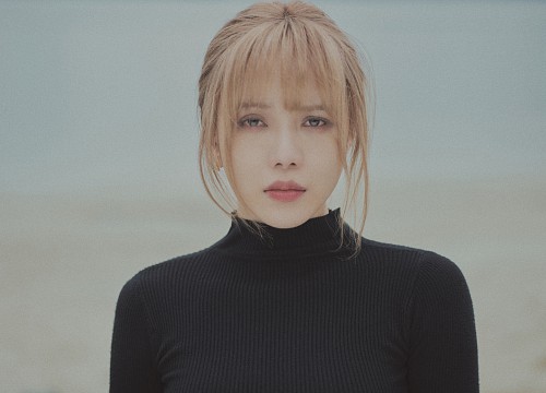 Thiều Bảo Trâm khóc hết nước mắt trong MV "Sau Lưng Anh Có Ai Kìa"