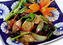 Ức gà xào nấm tràm