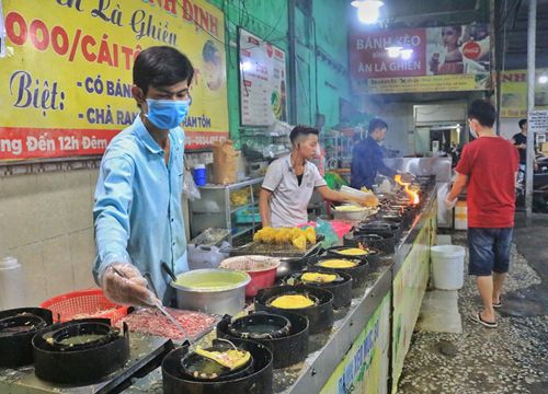 Bánh xèo 30 bếp bán 'không kịp thở' ở TP.HCM: Có gì mà khách đông dữ vậy?