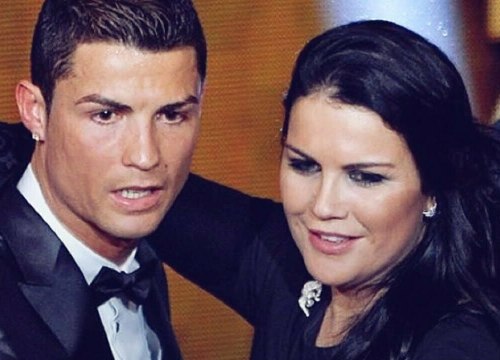 Chị gái Ronaldo tán dương em trai giữa lùm xùm vụ giật điện thoại từ tay fan Everton