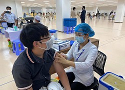 Chiều 13/4: Bộ Y tế nhắc các địa phương tiếp tục tiêm vaccine phòng COVID-19 liều bổ sung, nhắc lại