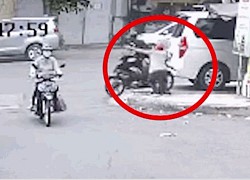 Clip: Cướp táo tợn áp sát, giật túi xách của nam phóng viên ở Đồng Nai