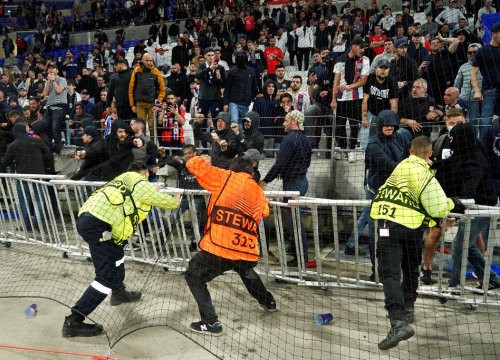 Fan Lyon phá hoại hàng rào, ẩu đả với nhân viên an ninh sau trận thua trắng 0-3 ngay trên sân nhà