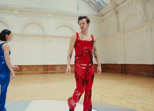 Harry Styles mặc jumpsuits nữ tính trong MV mới