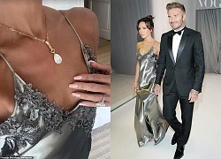 Kín mà "hiểm" như Victoria Beckham: Mặc đơn giản, đeo 1 chiếc vòng trị giá bằng 2/3 chi phí đám cưới gần trăm tỷ của Brooklyn