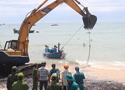 Hoàn thành trục vớt các tàu cá bị sóng nhấn chìm ở biển Nhơn Lý