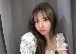 Nayeon (TWICE) mới cắt tóc mái xinh xắn lắm nhưng nhìn xuống dưới mà muốn xỉu ngang