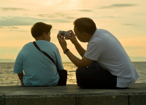 Những viên kẹo ngọt ngào mà bố luôn mang theo bên mình lại là sự trừng phạt ông tự dành cho bản thân đến cuối đời