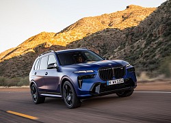 Ra mắt BMW X7 2023: Sau 'lỗ mũi khổng lồ' là cụm đèn gây tranh cãi, nâng cấp màn hình cong siêu lớn và bỏ cần số