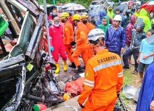 Tai nạn giao thông thảm khốc tại Indonesia khiến 16 người thiệt mạng