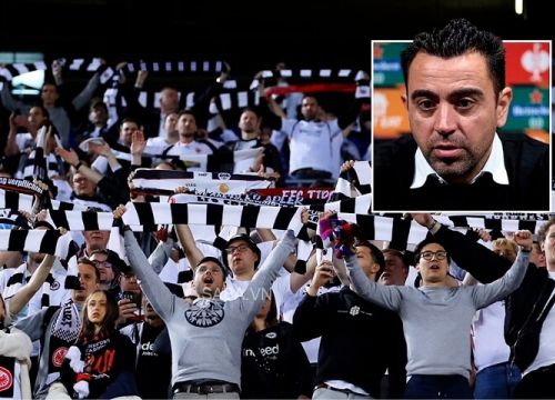 Xavi đổ lỗi CĐV Frankfurt quá đông khiến Barca thua trận