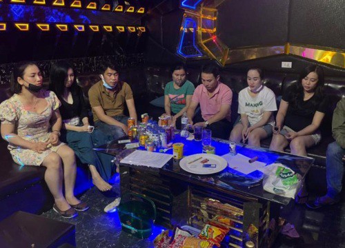 5 nam thanh niên cùng 7 cô gái làm chuyện phi pháp trong quán karaoke