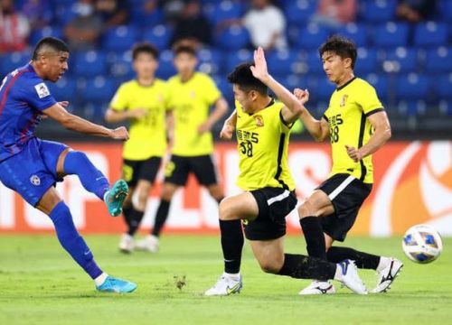 Bại lộ 'cú ra đòn kín', cầu thủ Trung Quốc lĩnh thẻ đỏ ở AFC Champions League