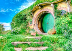 Khám phá 'Làng Hobbit' phiên bản đời thật: Dân làng đều cao chưa đến 1 mét, 70 tuổi vẫn xuống đồng làm việc, bình yên không khác gì xứ sở thần tiên