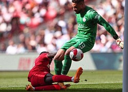 Thủ môn sai lầm ngớ ngẩn, Man City ngậm ngùi để Liverpool vào chung kết FA Cup