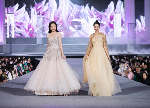 Hồng Diễm - Thu Quỳnh sánh bước catwalk, nhan sắc "bất phân thắng bại"