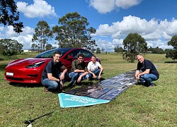 Australia thử nghiệm pin Mặt Trời in cho xe điện của Tesla