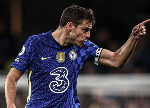 Azpilicueta cãi nhau với CĐV sau trận thua Arsenal