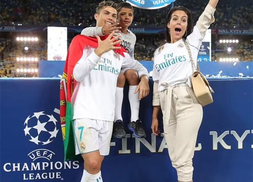 Nỗi đau mất con của Ronaldo là không thể đong đếm