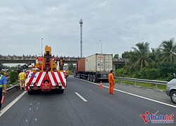 Xe container lật chắn ngang cao tốc TP.HCM-Trung Lương, giao thông tê liệt