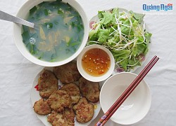 Canh rau muống nấu trai