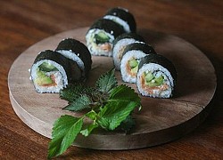 Cuốn sushi với cá hồi xông khói