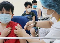 Khóc, cười cùng học sinh tiểu học đi tiêm vaccine COVID-19