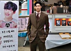 Lee Jong Suk xả hàng loạt tạo hình phim mới: Chỉ hậu trường thôi mà visual - thời trang đã đẹp ngất người rồi!