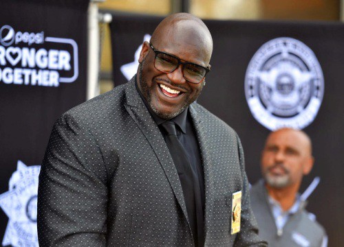 Shaquille O'Neal và câu chuyện trả ơn bằng ... 2.000 đôi giày ngoại cỡ