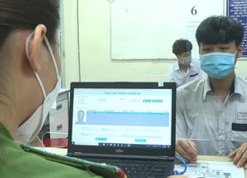 TPHCM: Công an Quận 1 bố trí ôtô đưa đón học sinh đến làm CCCD