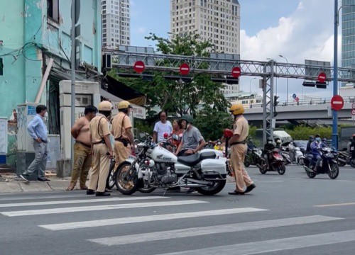 CSGT TP.HCM khống chế người chạy xe máy: 'Người vi phạm xin lỗi, mong được thông cảm'