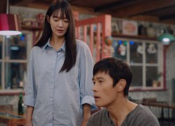 Vừa mới thấy Woo Bin tình tứ bên gái lạ, Shin Min Ah đã gieo mình xuống biển ở Our Blues tập 6?