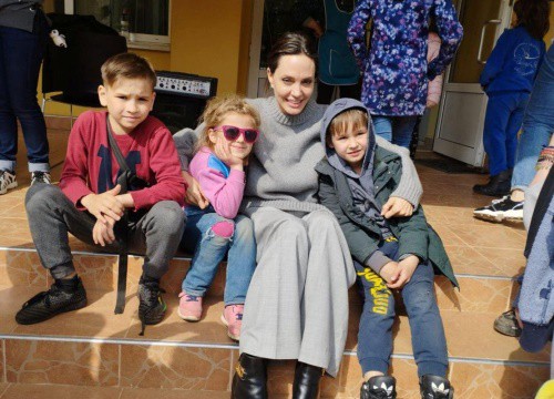 Angelina Jolie đến thăm trẻ mồ côi ở Ukraine, phủ nhận muốn tìm thêm con nuôi