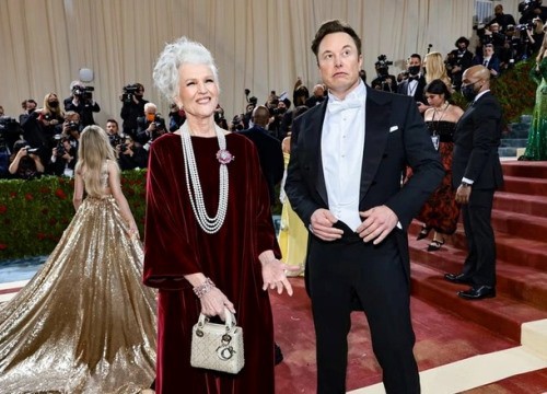 Biểu cảm hài hước của Elon Musk trên thảm đỏ Met Gala 2022