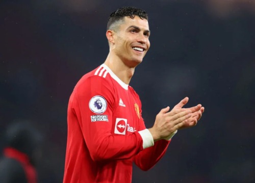 Đồng đội ăn mừng khi Ronaldo còn chạy đà chuẩn bị đá penalty