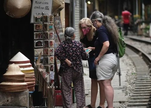 Du khách nước ngoài hào hứng quay trở lại check-in phố đường tàu