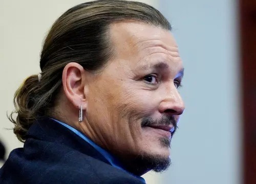 Johnny Depp bị vợ cũ nhổ nước bọt, ném lon Red Bull vào người