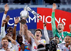 Khoảnh khắc Fulham được trao cúp vô địch Championship