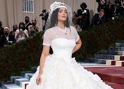 Kylie Jenner mặc váy cưới đến thảm đỏ Met Gala 2022