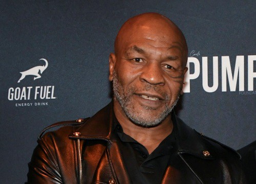 Mike Tyson tiếp tục "vung tay trúng má" cổ động viên quá khích