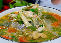 Món ngon cuối tuần: Thanh mát với canh trai nấu rau răm