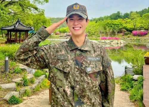 Park Bo Gum vừa xuất ngũ đã gây bão MXH: Ảnh kỷ niệm mà tưởng hậu trường phim, khoe mặt mộc 100% đỉnh cao