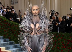 Tất cả dạt hết ra: Không phải mỹ nhân nào, tài tử Marvel này mới là &#8220;bà hoàng chặt chém&#8221; Met Gala 2022, nhưng sai sai ở đâu?