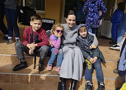 Angelina Jolie bất ngờ thăm Ukraine