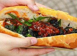 Bánh mì bò lá lốt bán trong 3 tiếng, ô tô đậu dài đợi mua không được