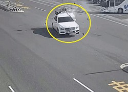 Clip: Xe phân khối lớn dính chặt vào Mercedes sau cú tông kinh hoàng